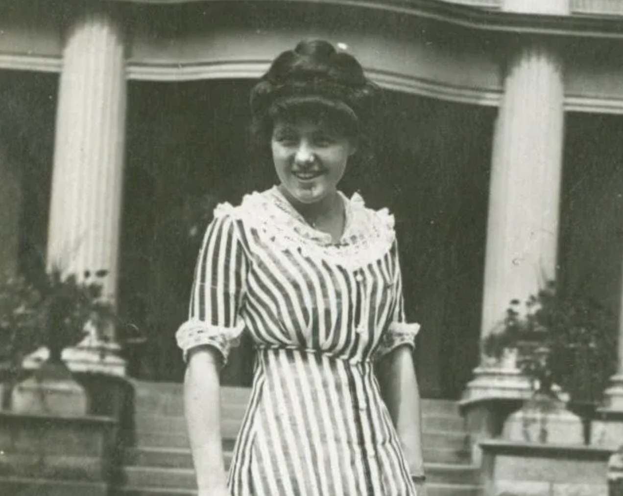 Picture of Kate Catier in the front of Cartier Mansion