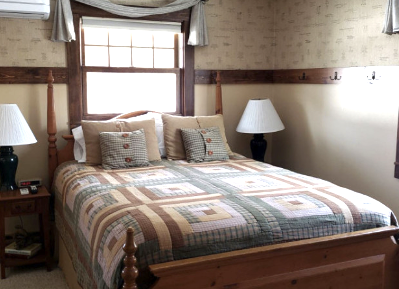 Four poster bed with a quilt spread