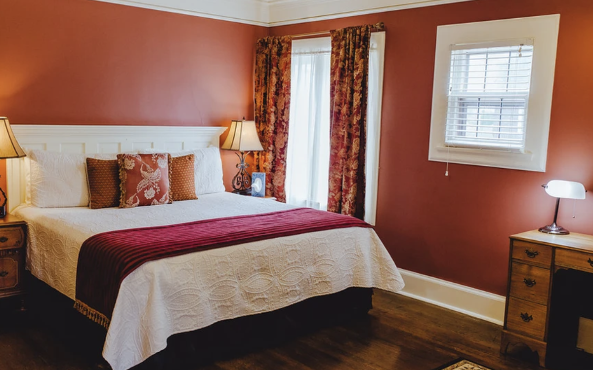 Guest room at the Leonard at Logan House with rose colored walls